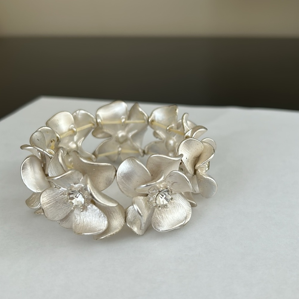 Costume Jewelry Bracelet - Picture 4 of 9